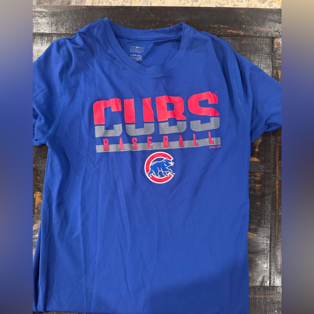 Genuine Merchandise boys Blue and Red Chicago Cubs Tee size large